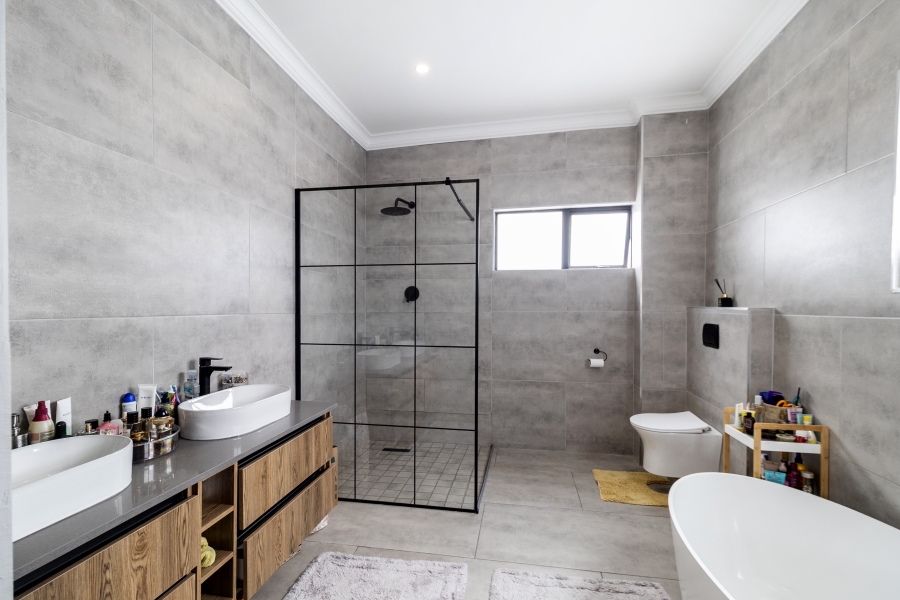 6 Bedroom Property for Sale in WestLake Country Safari Estate North West